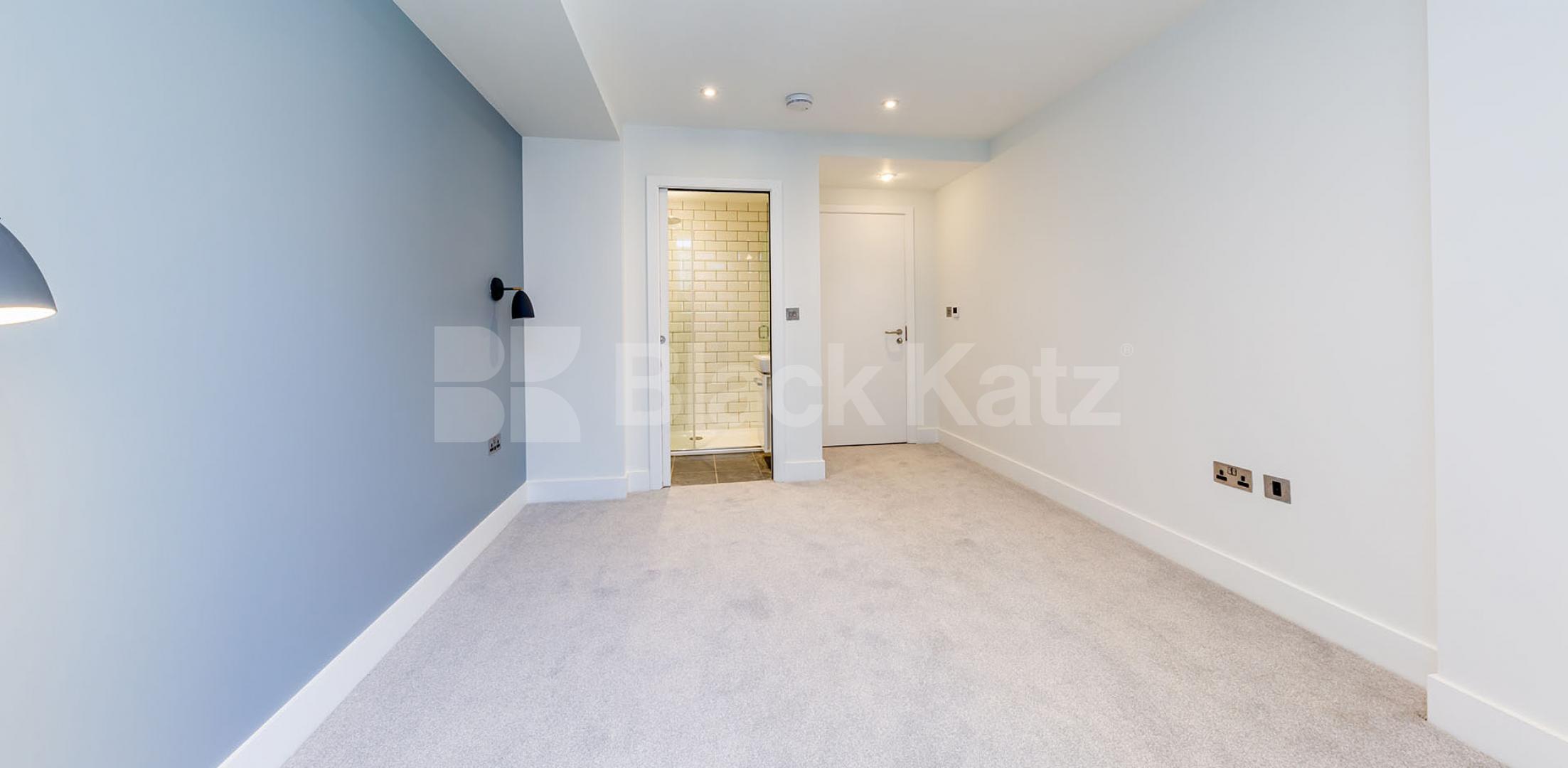 Luxury 3 bed two bath with balcony in a private development in Camden.  Cliff Villas, Camden 